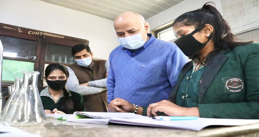 Delhi School Reopens: स्कूल में फूलों से हुआ छात्रों का स्वागत, शिक्षा मंत्री सिसोदिया ने कही ये बात Delhi School Reopens: स्कूल में फूलों से हुआ छात्रों का स्वागत, शिक्षा मंत्री सिसोदिया ने कही ये बात